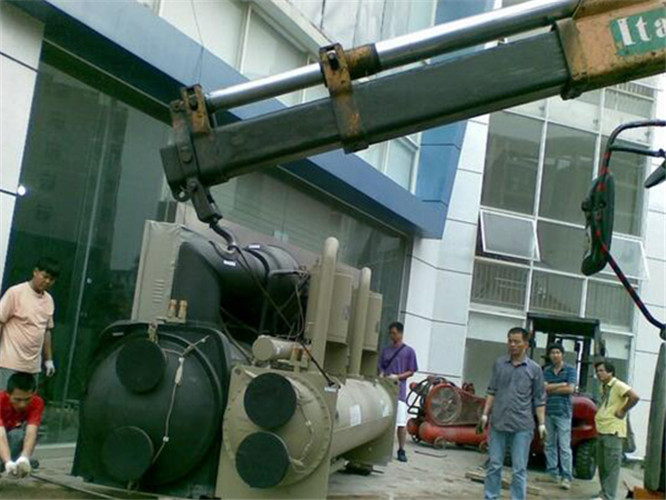 布尔津县随车吊和汽车吊的核心区别是什么？哪种更省钱？