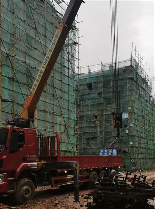 布尔津县“慢工细活”—— 吊车的 “微动控制” 技术