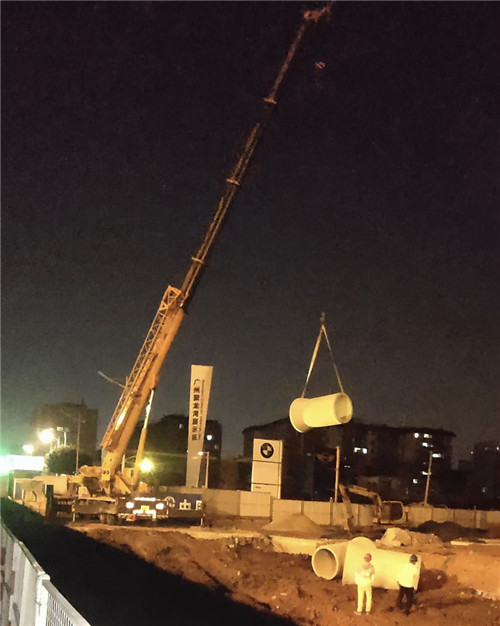 布尔津县“弯臂矫正”—— 吊车的 “形变补偿” 技术