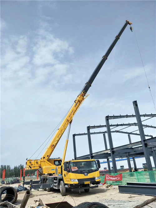 布尔津县超高层建筑钢结构吊装案例